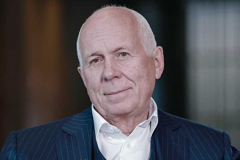 Чемезов рассказывает истории о военных технологиях, пока в Тамбове горит склад