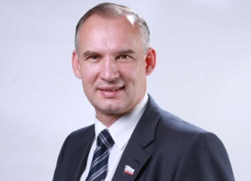Бывшего депутата Саратова Алексея Сергеева обвиняют в мошенничестве и объявили в международный розыск