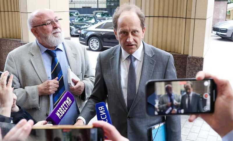Посол Германии пил кофе в супермаркете, пока ждал переводчика для встречи с Марией Захаровой