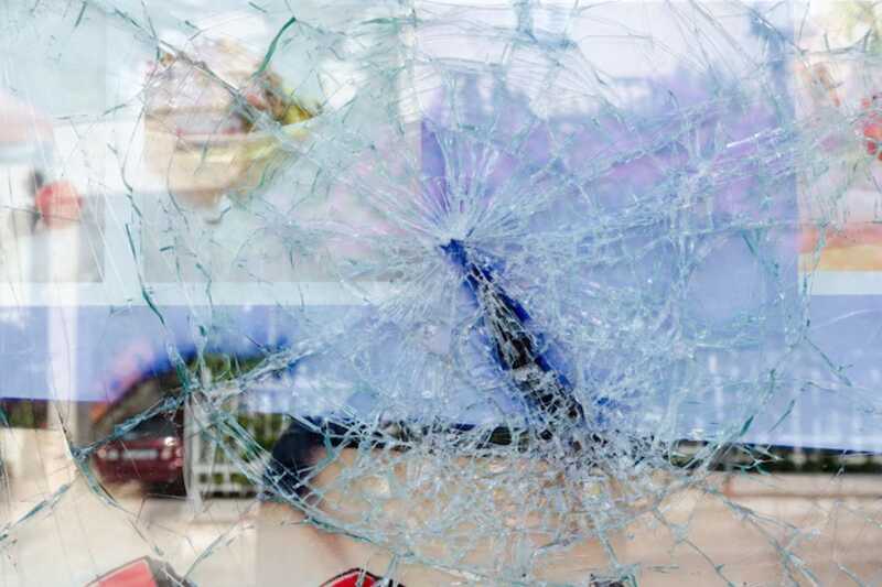 Школьники угнали детский автобус и врезались в витрину ТЦ в Подмосковье