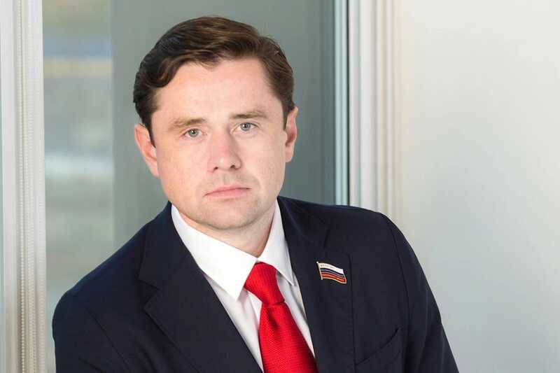 Молодой лидер партии «Справедливая Россия — За правду» Александр Аксёненко предложил избавиться от «старичков»