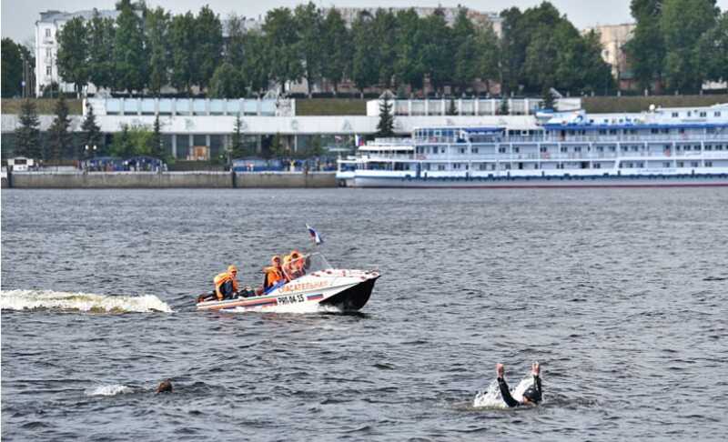 Не умеющий плавать отец едва не убил себя и сына на Волге