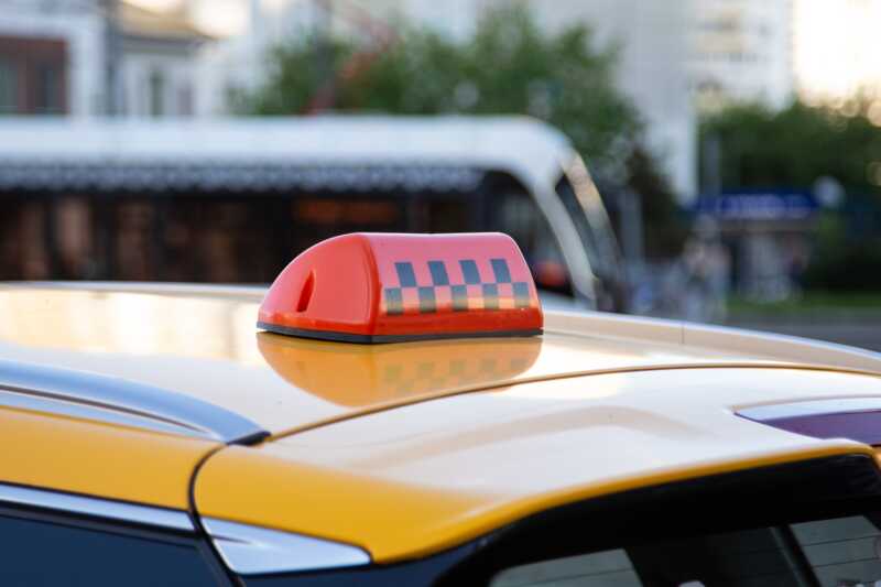 В Петербурге мигрантам запретили заниматься деятельностью таксистов