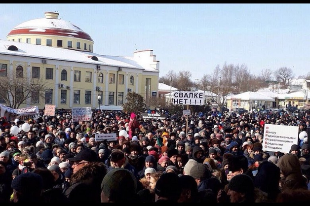 Тысячи людей вышли на митинг в Волоколамске после нового выброса на полигоне «Ядрово»