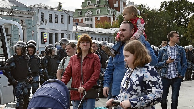 Супругов Хомских, которые не побоялись взять с собой детей на протесты 3 августа, не стали лишать родительских прав