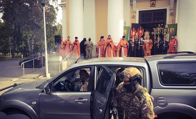 В Петрозаводске во время церковного праздника устроили показательное «задержание» с силовиками в масках