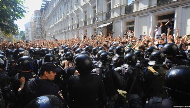 Московская полиция решила взыскать с оппозиционеров 18 млн рублей, потраченных на разгон акций протеста