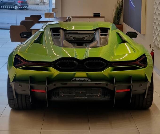 В Ливане разбили новейший Lamborghini Revuelto: работник автосалона не справился с управлением