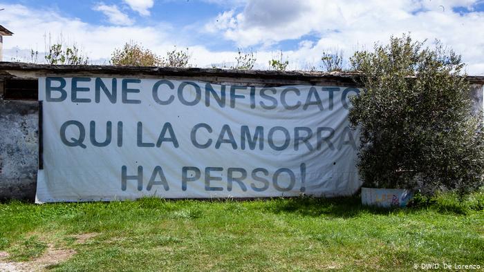 A sign reading Seized property, here Camorra hast lost outside a dairy farm in Campania quziehiqzuidzdglv