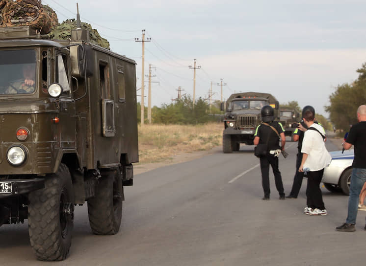 Военные автомобили у здания колонии