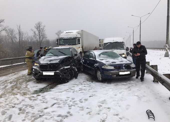 Более 30 автомобилей столкнулись на трассе в Крыму