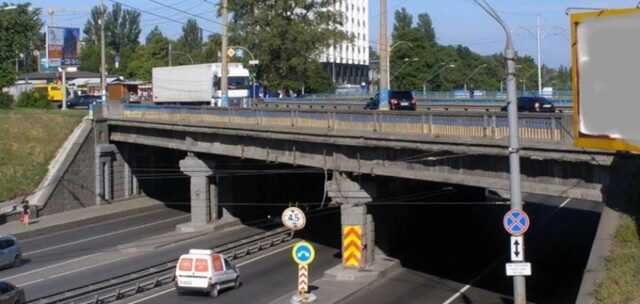 В Киеве бетонная глыба с Берестейского моста рухнула на авто: причина ЧП и рассказ очевидца