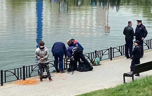 Видео с места обнаружения тел мужчины и женщины на дне пруда в Москве