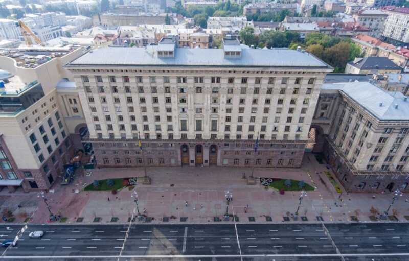 Киевская городская государственная администрация украсила логотип радужными цветами в честь дня ЛГБТ-прайда