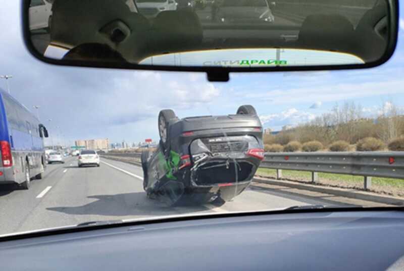 В Санкт-Петербурге на КАД произошла авария с участием двух автомобилей